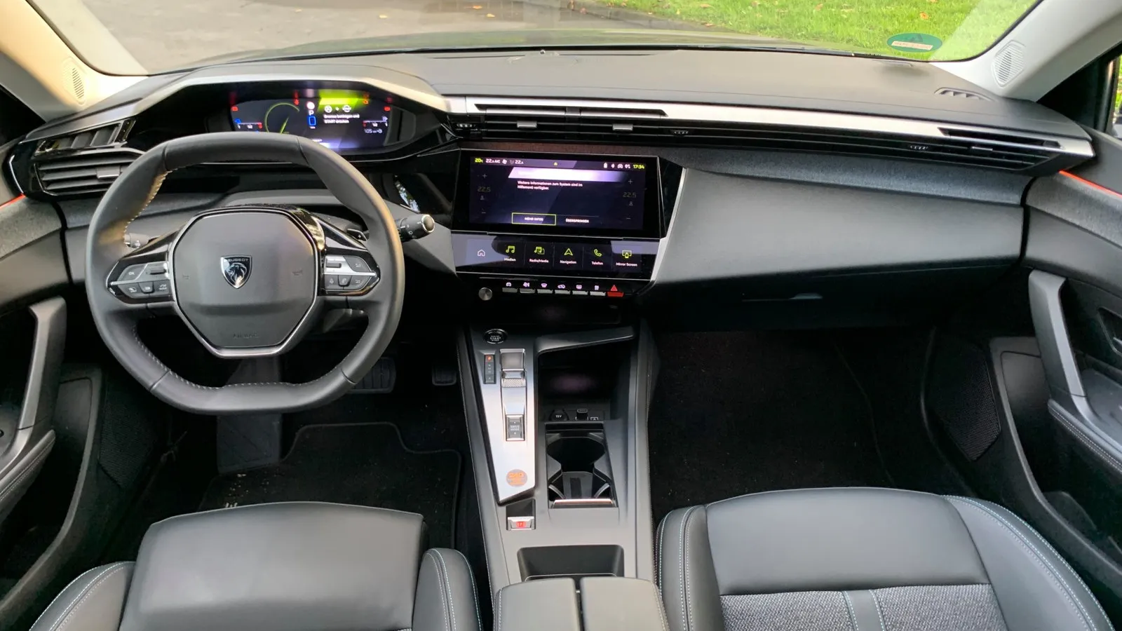 Passend zum sportlich geprägten Äußeren sticht das i-Cockpit im Innenraum hervor mit dem markanten kleinen und tief platzierten Lenkrad.